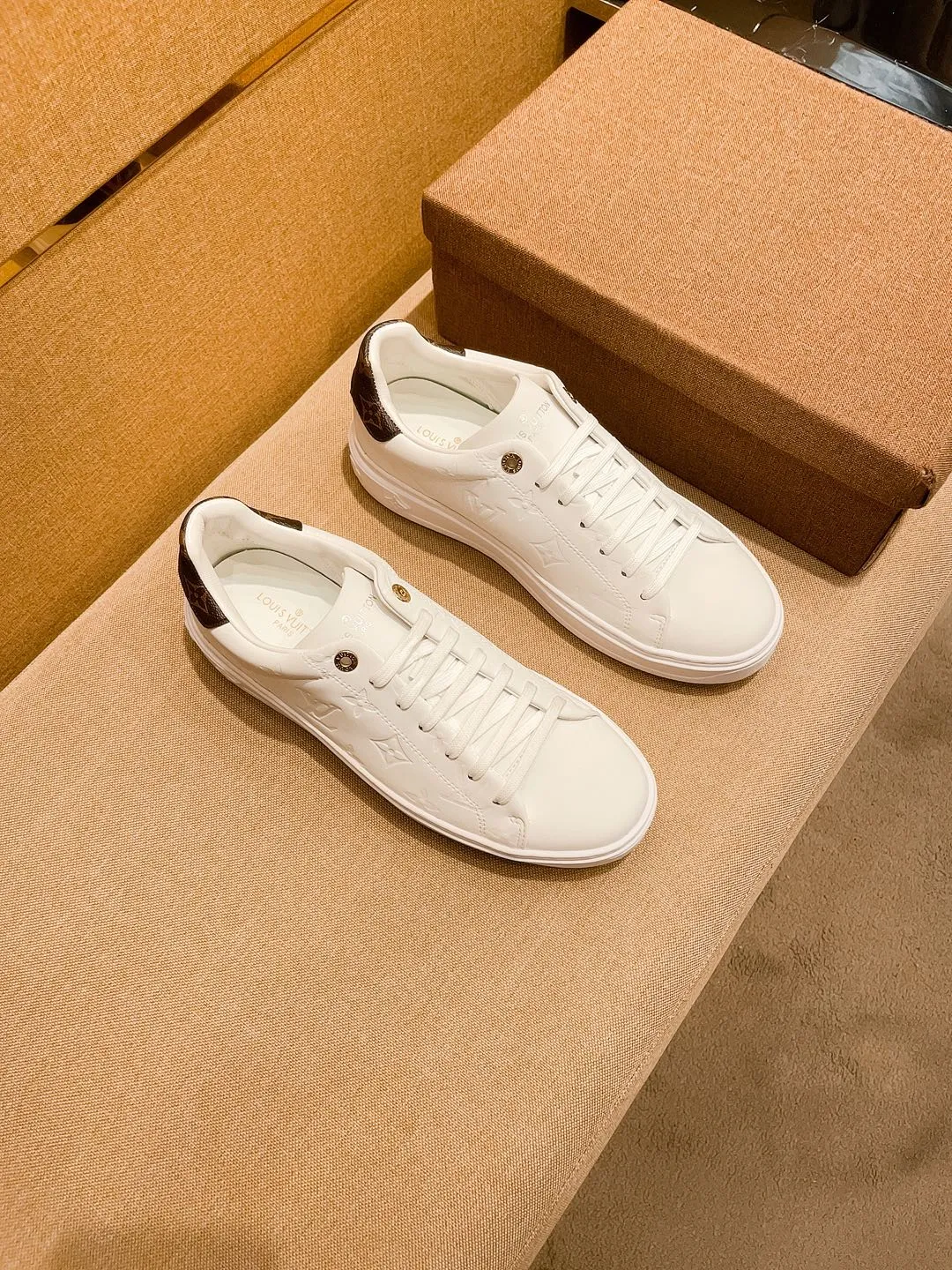 🚘🚘Factory batch 380💰[LV]🔥 Louis Vuitton high-end men's shoes brand official website 1:1 latest masterpiece: the upper is made of first-layer cowhide imported from Italy with a comfortable and breathable lining➕original non-slip and wear-resistant outsole🔥, making walking more convenient and comfortable! An exclusive new model, a stunning work, a beautiful 1:1 replica [color] compared to the official quality! Create a fashionable personality to set off your uniqueness! A must-have for trendy men! Classic 🔥Size: 38-44 Color: 🔥 2⃣️colors available🔥.